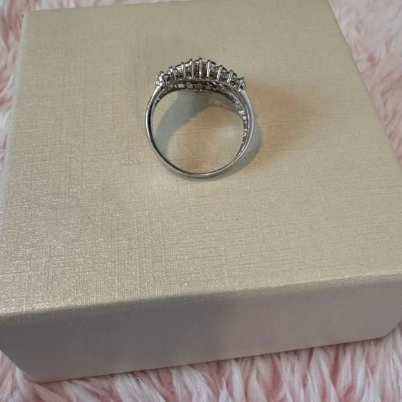 V-Ring 1 Carat Clustered NATURAL DIAMOND in Platinum 900 Setting 5 grams - Picture 4 of 5